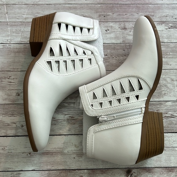 True Topic Women's White Mug Round Toe Faux Leather Stacked Western Ankle Bootie - Picture 4 of 9